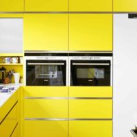 Gaiši dzeltenas krāsas pielietošanas piemērs foto istabas dizainā