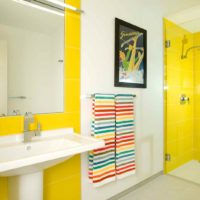 ideea de a folosi galben strălucitor în designul imaginii apartamentului