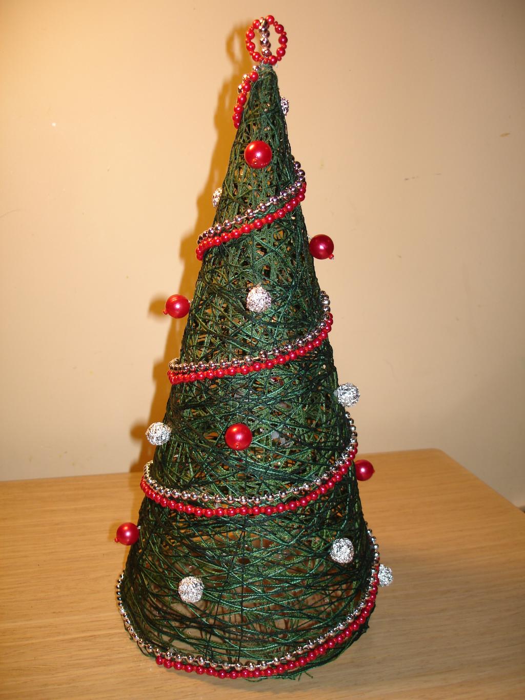 het idee om met je eigen handen een prachtige kerstboom van papier te maken