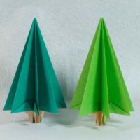 doe-het-zelf-optie om een ​​prachtige kerstboom van karton te maken