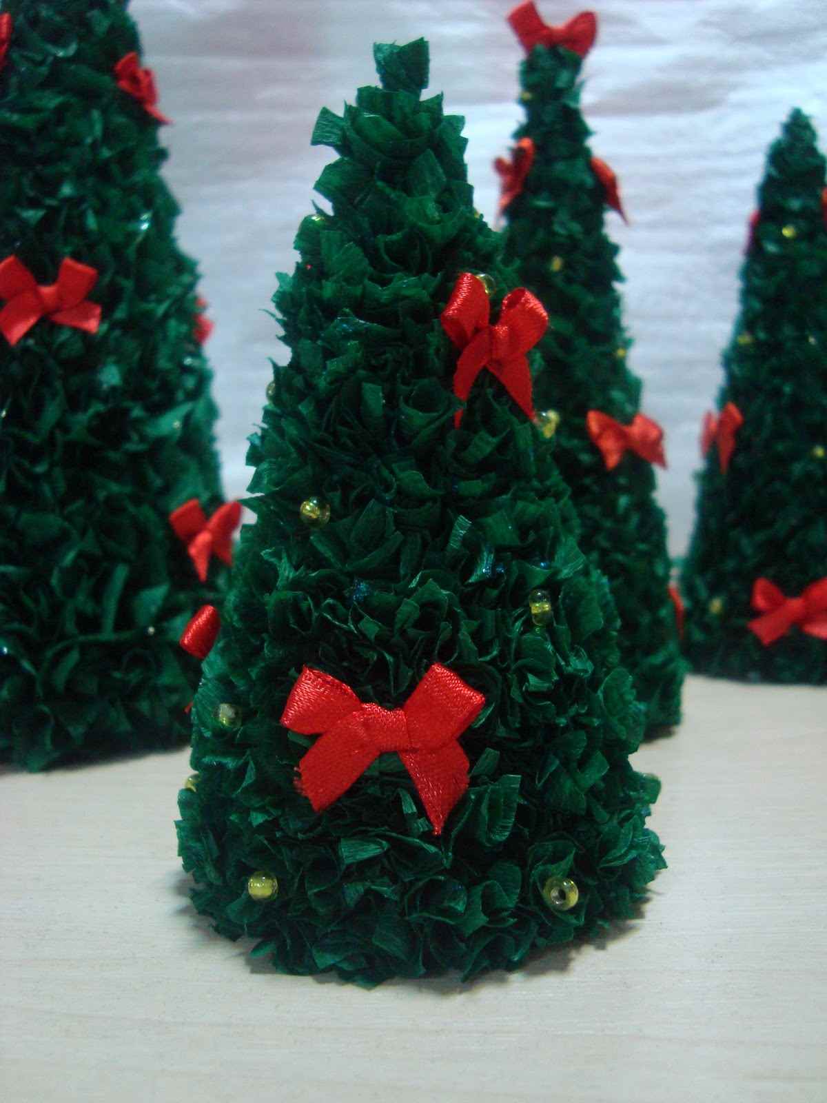 Het idee om zelf een prachtige kerstboom van karton te maken