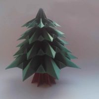 een voorbeeld van het maken van een heldere kerstboom uit karton doe het zelf foto