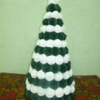Een voorbeeld van het maken van een lichte kerstboom van papier met je eigen handen