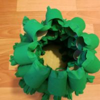 Het idee om met je eigen handen een feestelijke kerstboom van papier te maken