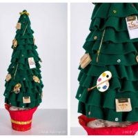 doe-het-zelf voorbeeld van het maken van een feestelijke kartonnen kerstboomfoto