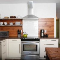 versie van een lichte keuken in een houten huisfoto