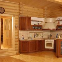 idee van een licht decor van een keuken in een houten huisfoto