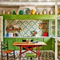 gražaus virtuvės interjero pavyzdys medinio namo nuotraukoje