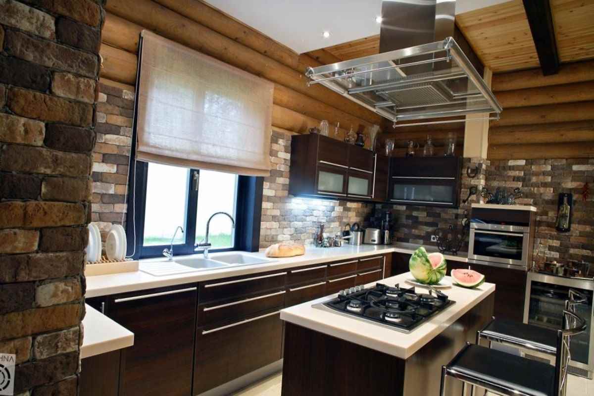 Un exemplu de interior neobișnuit de bucătărie într-o casă din lemn