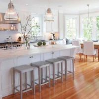 šviesaus virtuvės dizaino variantas medinio namo nuotraukoje