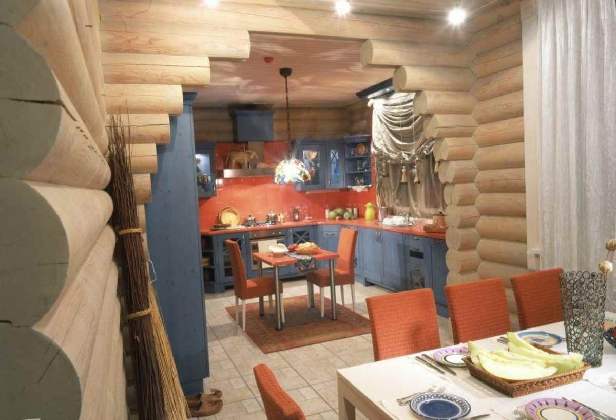 un exemplu de decor frumos de bucătărie într-o casă din lemn