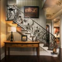 design schodiště v domě s kované železné zábradlí