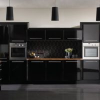 juoda moderni virtuvė