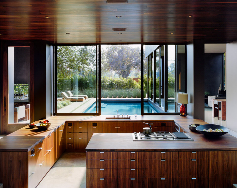 un set de lemn în bucătăria modernă