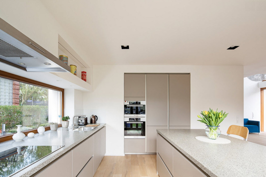 moderni virtuvė su dideliu langu