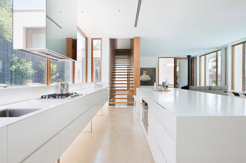 parapet okna v moderní kuchyni