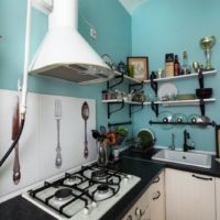 virtuvės provencija su atviromis lentynomis