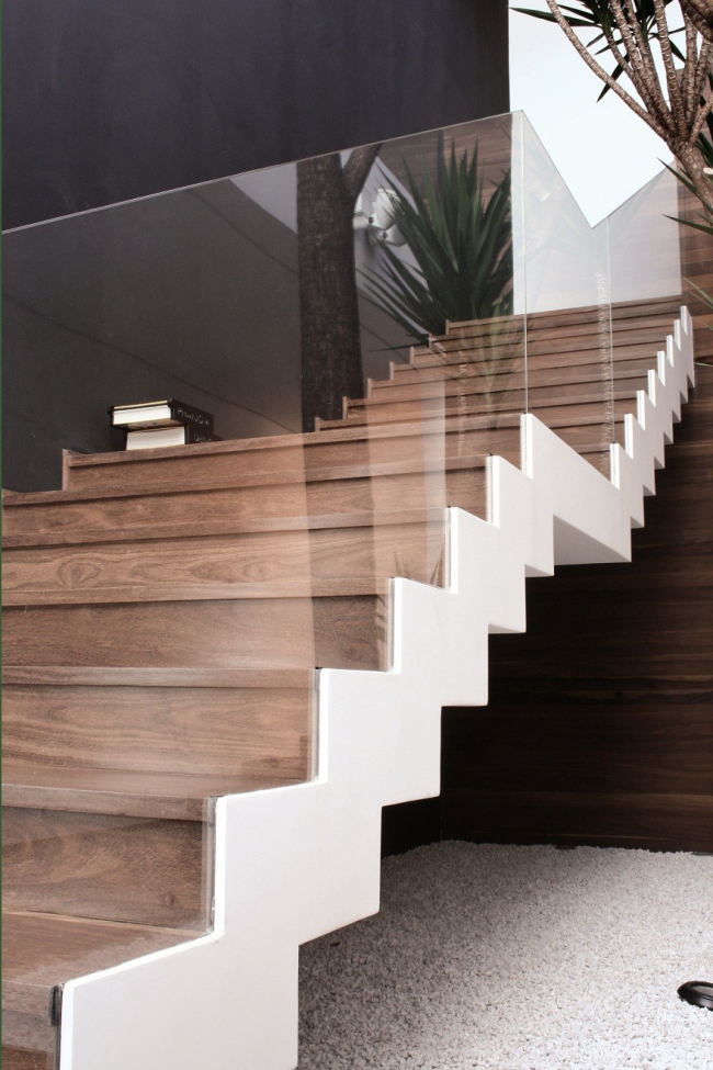 dřevěné schodiště do druhého patra