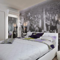 foto di una camera da letto con carta da parati grigia