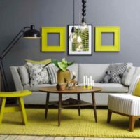 Gaiši dzeltenas krāsas pielietojuma piemērs istabas attēla interjeram