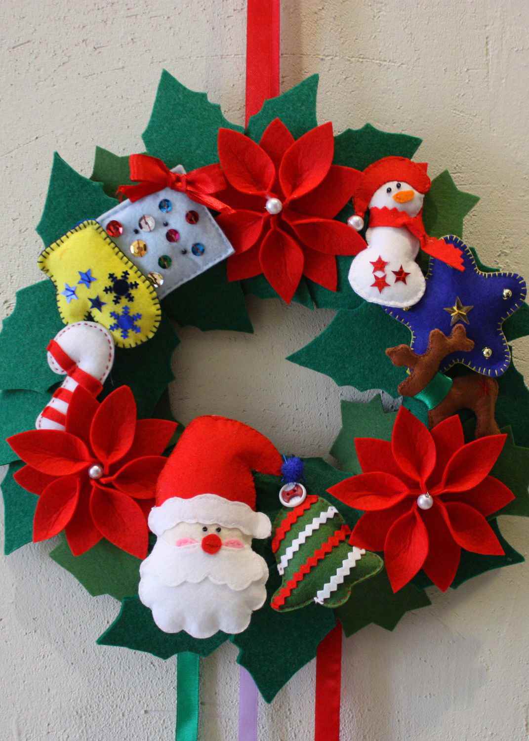 Ziemassvētku vainaga spilgtā dekoru “dari pats” versija