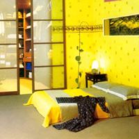пример за използване на красиво жълто в снимка дизайн на стаята