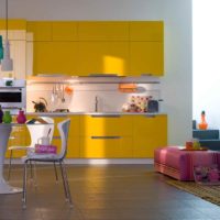 het idee om een ​​ongebruikelijke gele kleur te gebruiken in de inrichting van een appartementfoto