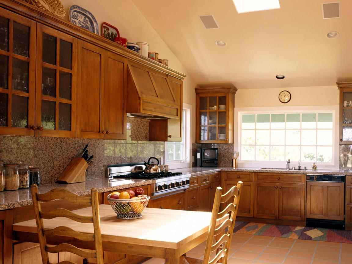 koka mājas virtuves gaišas dekorācijas variants