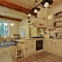 variant van het ongewone interieur van de keuken in een houten huisfoto