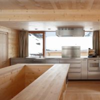idee de un design ușor de bucătărie într-o imagine de casă din lemn