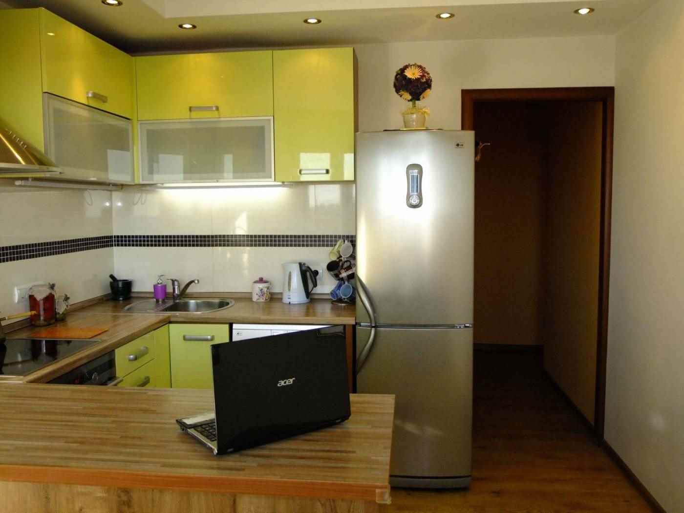 opțiunea unui interior luminos de bucătărie 12 mp