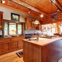 skaista virtuves interjera piemērs koka mājas fotoattēlā