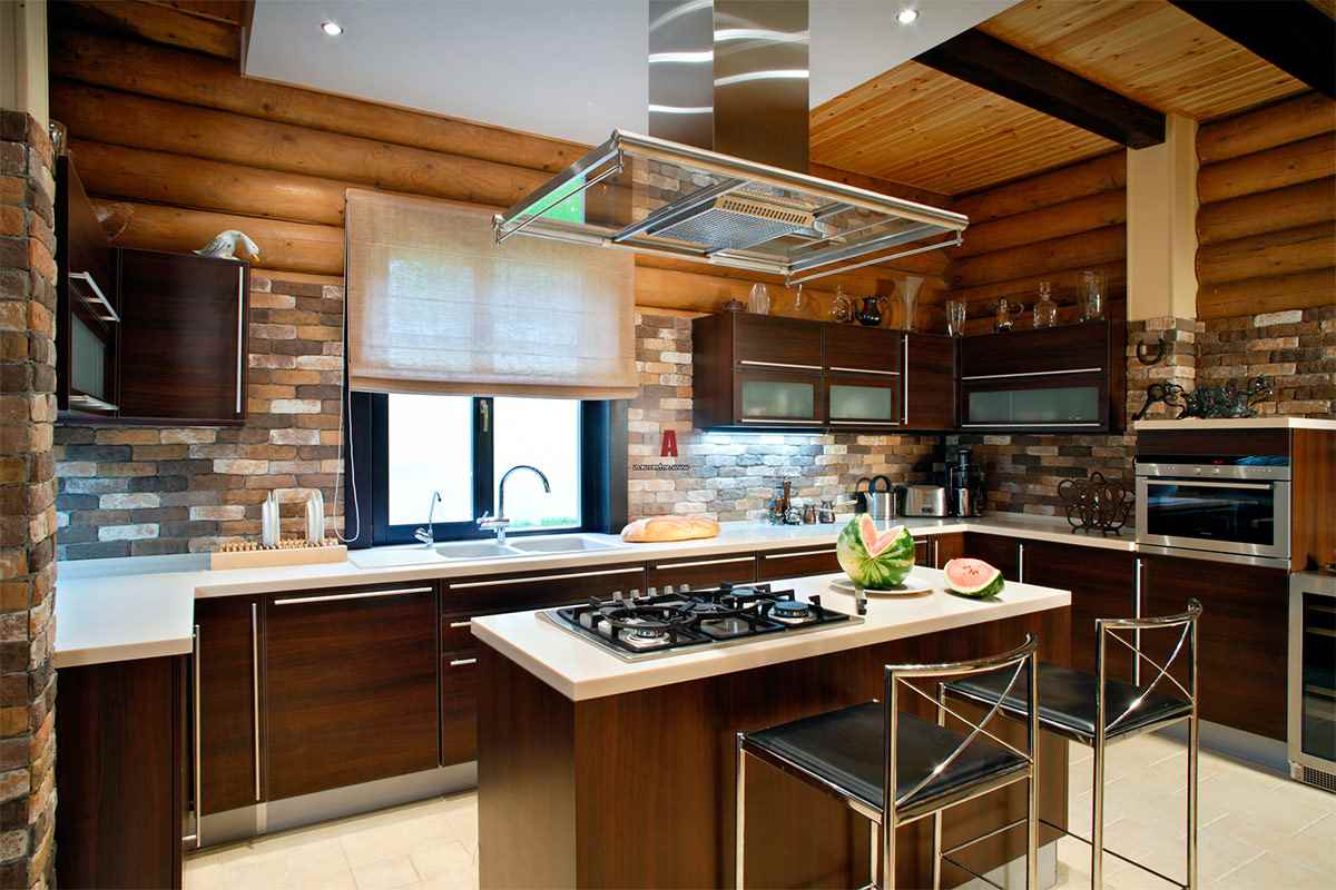 neįprasto stiliaus virtuvės mediniame name pavyzdys