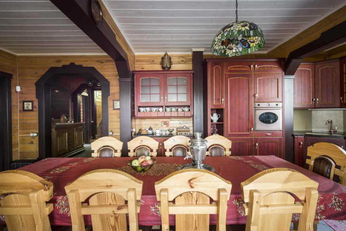versie van een mooi keukenontwerp in een houten huis