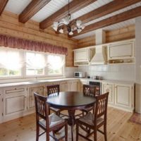 šviesaus stiliaus virtuvės idėja mediniame name nuotrauka