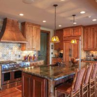 gražaus stiliaus virtuvės variantas medinio namo nuotraukoje