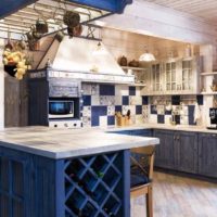 idee de design neobișnuit al unei bucătării într-o imagine de casă din lemn