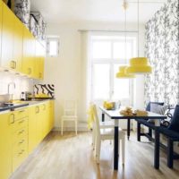 myšlenka použití světle žluté v interiéru bytu fotografii
