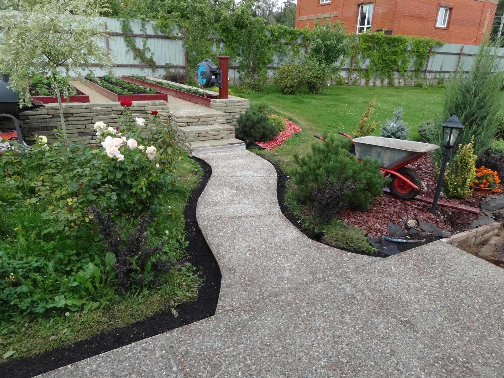 Een voorbeeld van het toepassen van prachtige tuinpaden in landschapsontwerp
