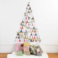 Példa egy gyönyörű karácsonyfa létrehozására kartonból fotó alapján