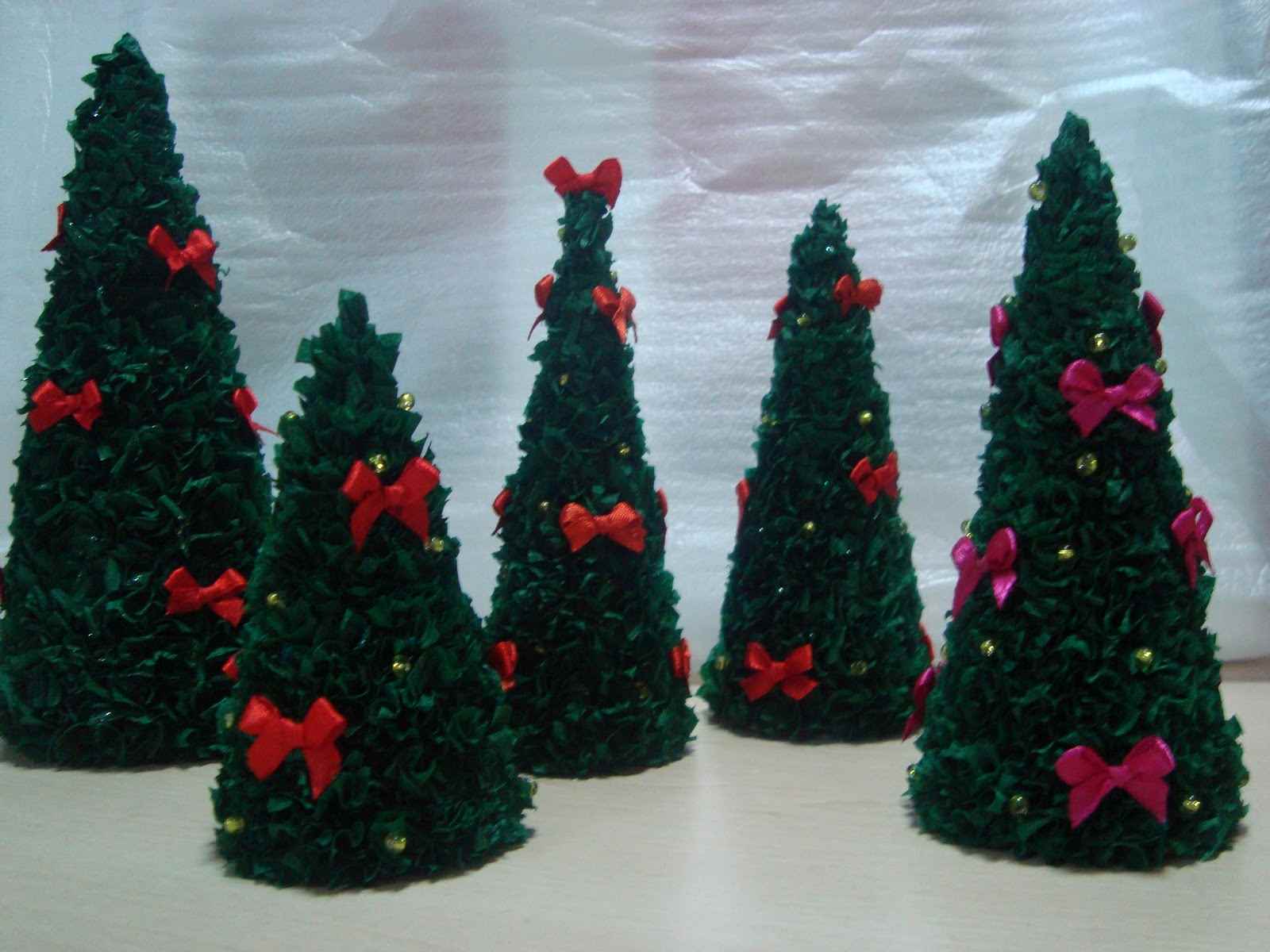 příklad vytvoření neobvyklého vánočního stromu z papíru