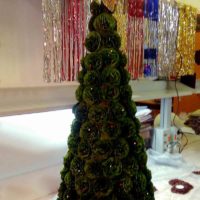 Myšlenka vytvoření lehkého vánočního stromu z kartonu na vlastní fotografii