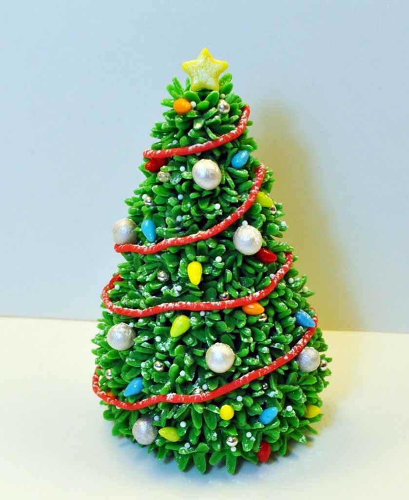 doe-het-zelf voorbeeld van het maken van een feestelijke kerstboom van papier