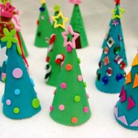 Příklad vytvoření krásného vánočního stromu z papíru vlastníma rukama