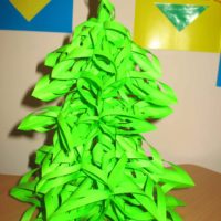 Lehetőség van egy könnyű karácsonyfa létrehozására kartonból a saját képén