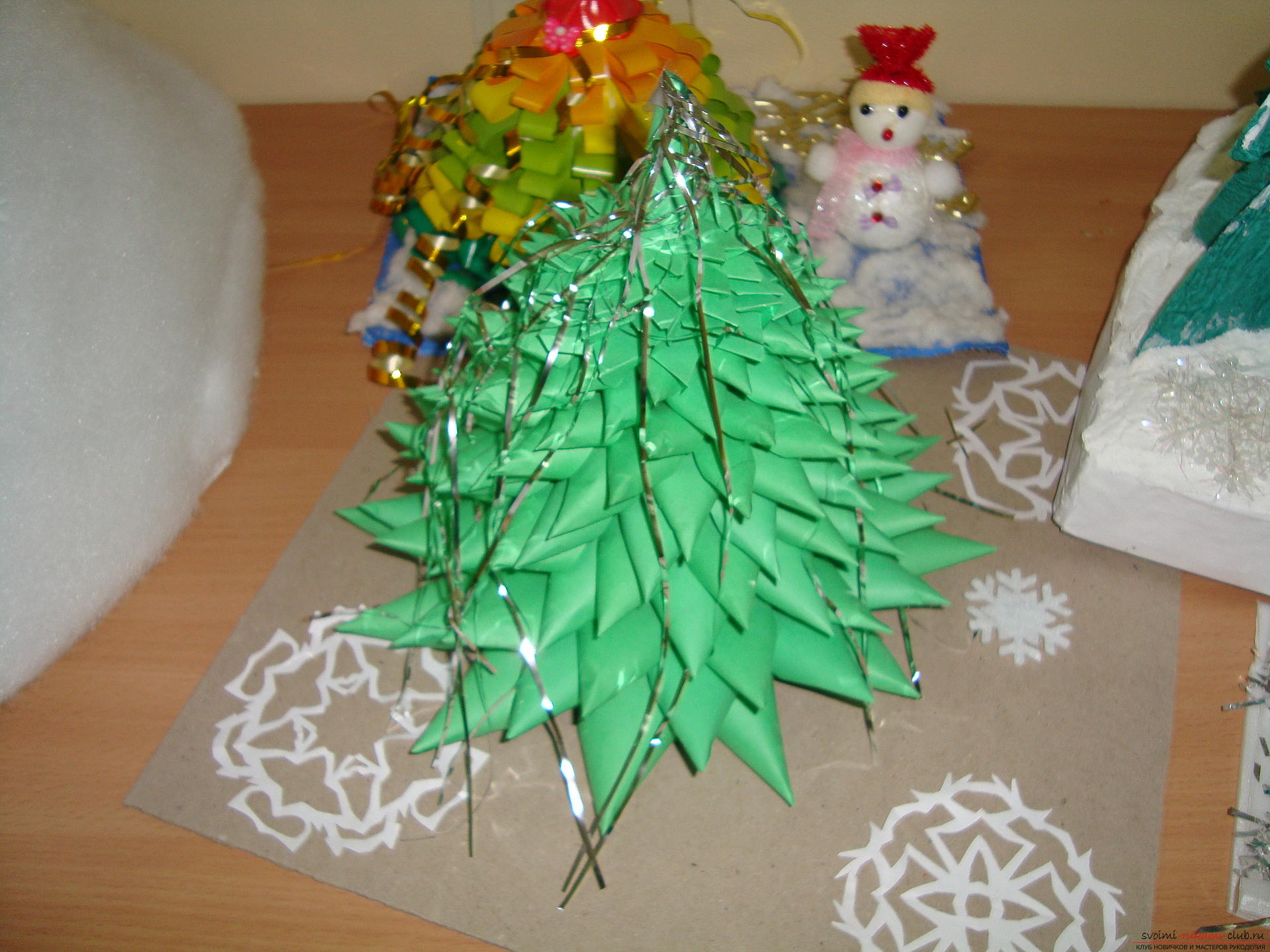 Het idee om zelf een heldere kerstboom van karton te maken