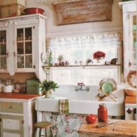 šviesaus virtuvės interjero versija mediniame name nuotrauka