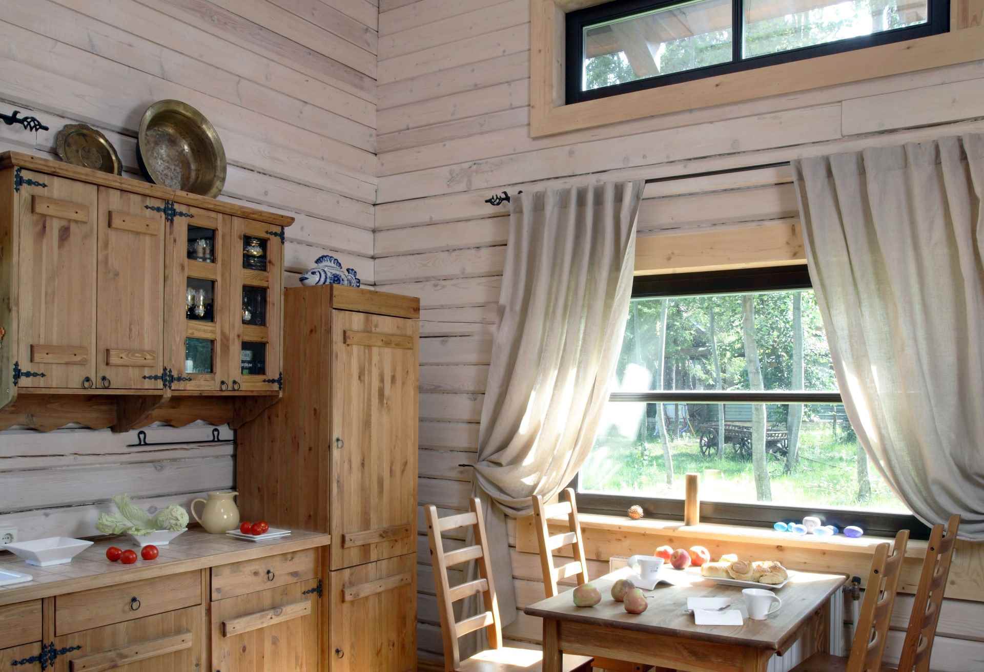 Un exemplu de decor neobișnuit de bucătărie într-o casă din lemn