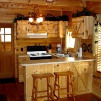 ryškios virtuvės dekoro pavyzdys medinio namo nuotraukoje