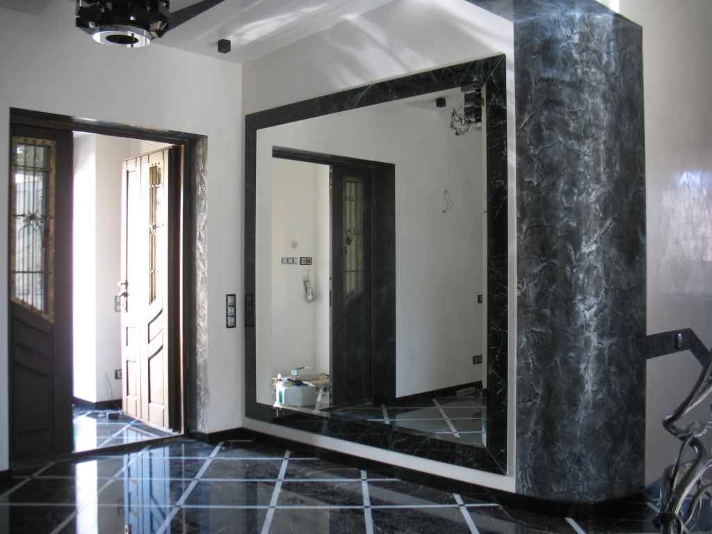 версия на светлия интериор на коридора с огледала